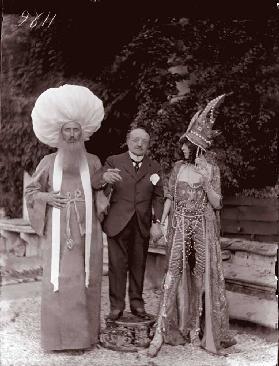 Marchesa Casati mit Giovanni Boldini und einem Mann in der Maske