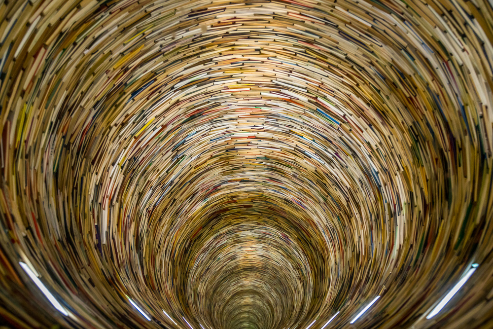 Tunnel voller Bücher from Mario Horvat