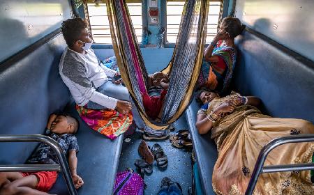 Eine indische Familie reist mit dem Zug