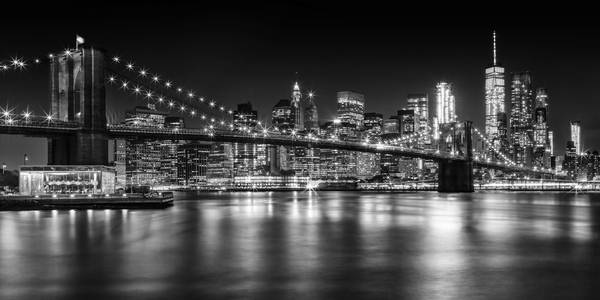 MANHATTAN SKYLINE & BROOKLYN BRIDGE Idyllische Nachtansicht | Panorama Monochrom from Melanie Viola