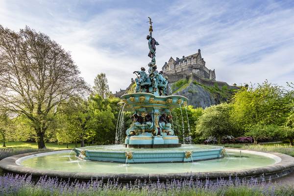Ross Fountain und Edinburgh Castle from Melanie Viola