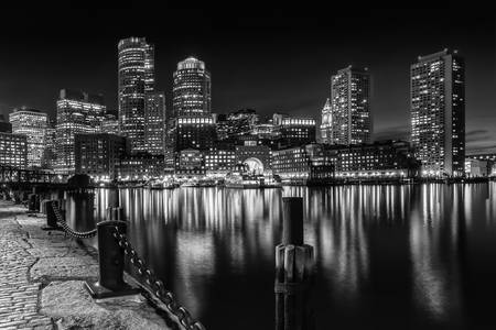 BOSTON Fan Pier Park & Skyline in der Nacht | monochrom