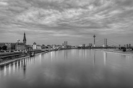 Düsseldorf Skyline schwarz-weiß