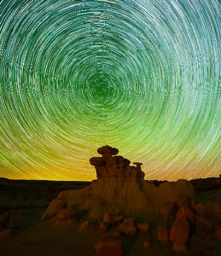Sternspuren mit grünem Luftglühen über Bisti Badlands