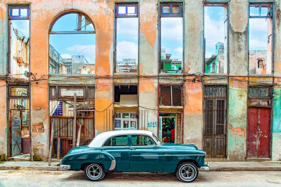 Hausfassade und Oldtimer in Havanna, Kuba from Miro May