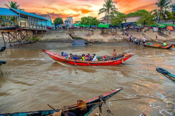 Sonnenuntergang am Fluss, Boote mit Menschen in Yangon, Myanmar, Burma from Miro May