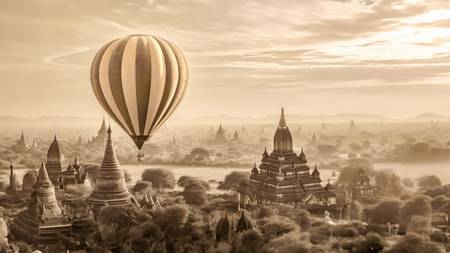 Heissluftballon über buddhistischen Tempeln in Bagan, Myanmar, Burma