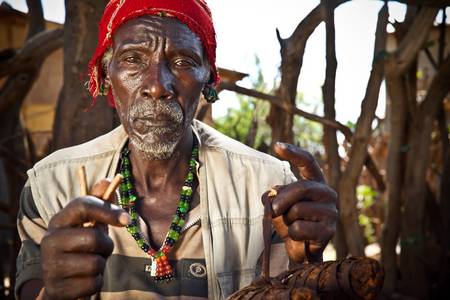 Porträt alter Mann aus dem Hamer Stamm in Omo Valley, Äthiopien, Afrika