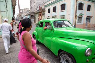 Street crossing in Havanna, Kuba.
