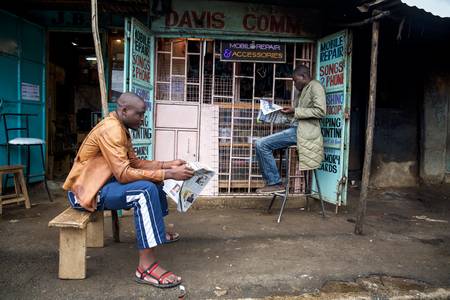 Zeitung am Kiosk in Nairobi, Kenia, Portrait Mann Kenya