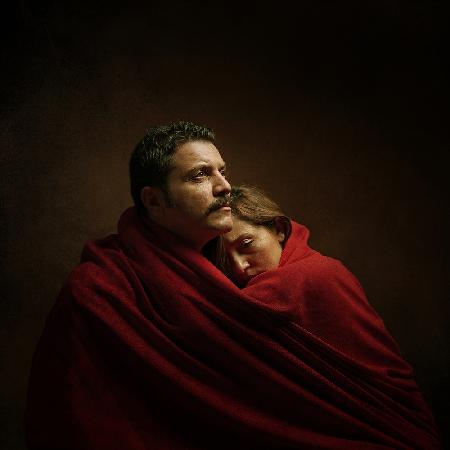 Das Paar unter dem roten Tuch
