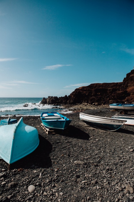 Blaue Boote auf schwarzem Vulkansstrand auf Lanzarote from Laura Nenz