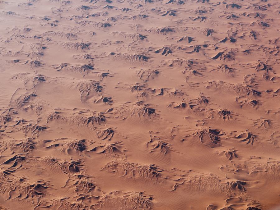 Blick auf die Sahara Wüste in Afrika aus dem Flugzeug from Laura Nenz