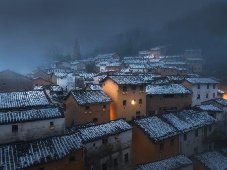 Schnee in der Nacht und alte Dörfer