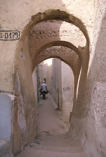 A street in the kasbah (photo)  from 