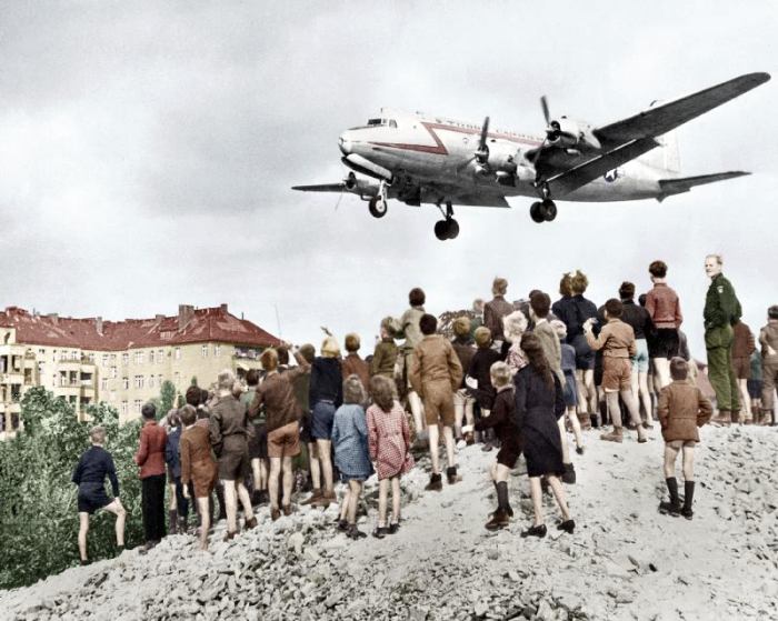 Berlin airlift : Blockade of Berlin by russian : Berliners looking at arrival of planes, approaching from 