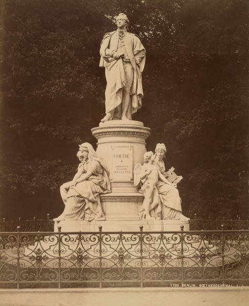 Berlin, Goethe-Denkmal / Foto Levy from 