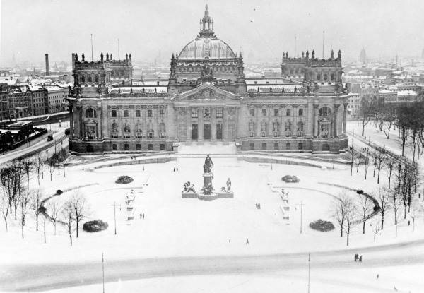 Berlin,Reichstag von Siegessaeule/Haeckel from 
