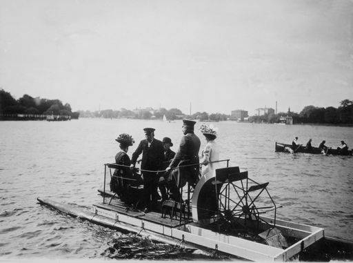 Berlin, Tretboot auf der Spree/um 1910 from 