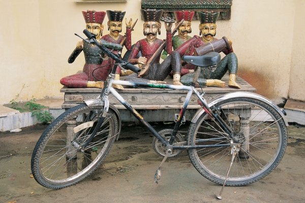 Bicycle at musicians statues , Udaipur, Rajasthan , India (photo)  from 