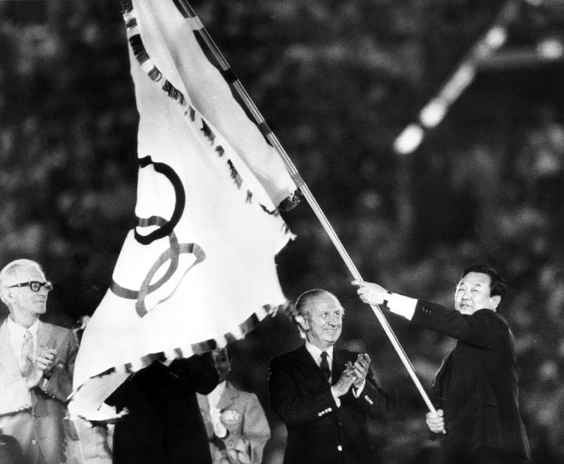 Closing ceremony of Olympic Games in Los Angeles: Mayor of Seoul, Bo Hyun Yum, with olympic flag, an from 