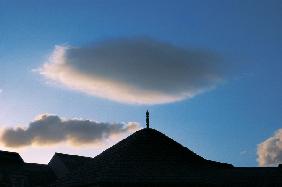 Cloud on lightning conductor of roof (photo) 