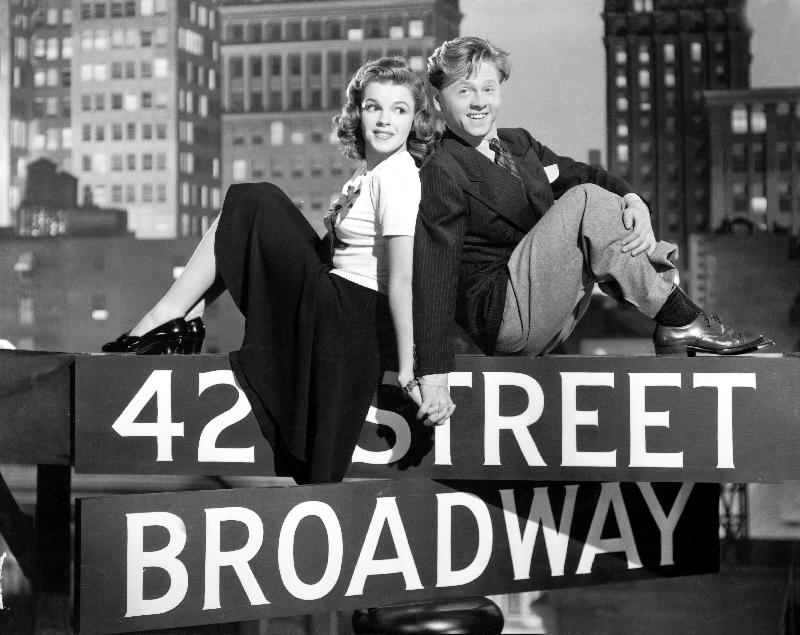 Debuts a Broadway BABES ON BROADWAY de BubsyBerkeley avec Judy Garland et Mickey Rooney from 