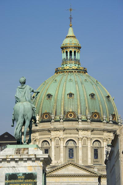 Equestrian statue of Frederick V (1723-66) with the dome of the Marmorkirken-Frederikskirken (photo) from 
