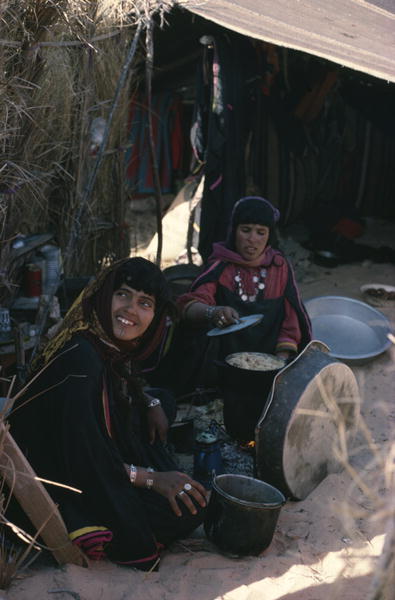Females cooking, Bedouin encampment, Grand Erg Oriental (photo)  from 