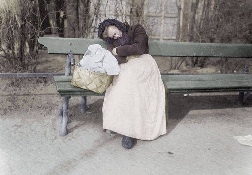 Frau auf Berl.Parkbank schlafend / 1907 from 