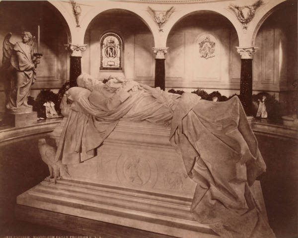 Friedrich III. Sarkophag / Foto Levy from 
