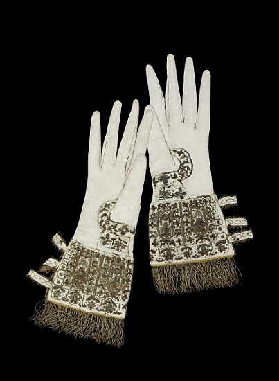 Gloves presented to Queen Elizabeth I on her visit to Oxford University in 1566 (textile and gold em from 