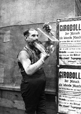 Girobollo trinkt Aquarium aus/1915