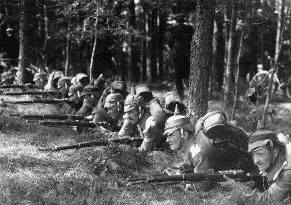 Infanteristen bei Uebungsgefecht im Wald from 