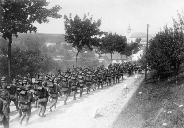 Marschierende Infanterie auf Dorfstrasse from 