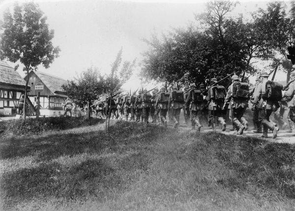 Marschierende Infanterie auf Dorfstrasse from 