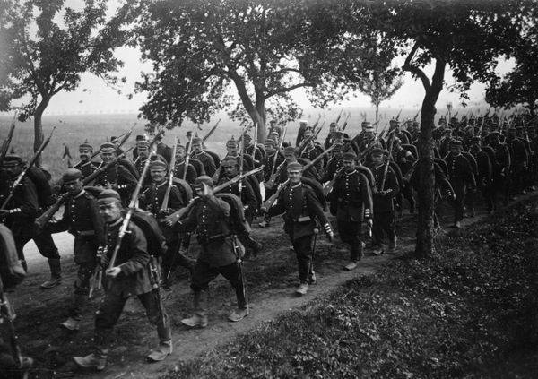 Marschierende Infanterie auf Landstrasse from 