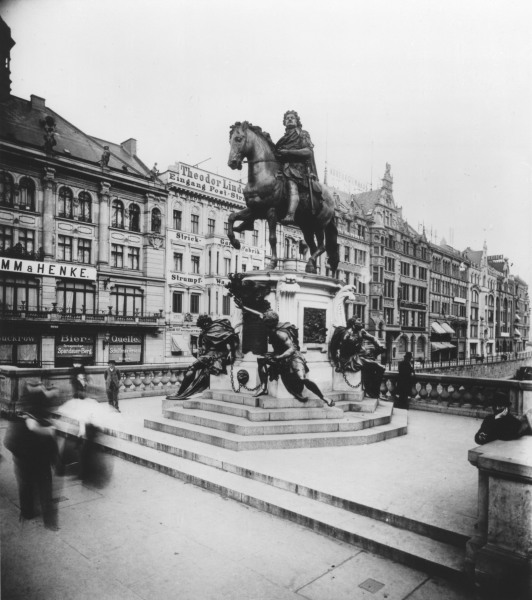 Reiterdenkmal Gr.Kurfürst/Foto Levy from 