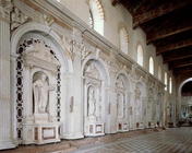 Statues of six apostles decorating the side wall of the nave (photo)