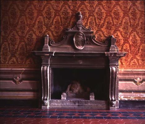 The main hall, detail of a fireplace with the Orsini coat of arms (photo) from 