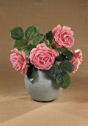 Vase mit rosafarbenen Rosen / Foto