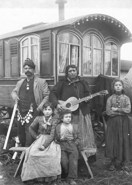 Voelkerkunde/ Zigeunerfamilie um 1920 from 