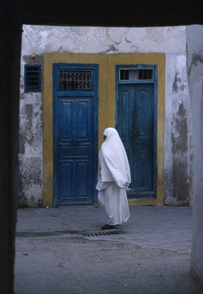 Woman in the street, Essaouira (photo)  from 