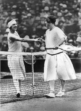 Women finalist of Wimbledon tennis Championship : miss Froy and Suzanne Lenglen