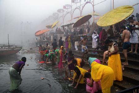 Heiliges Bad in Varanasi Ghat,Indien
