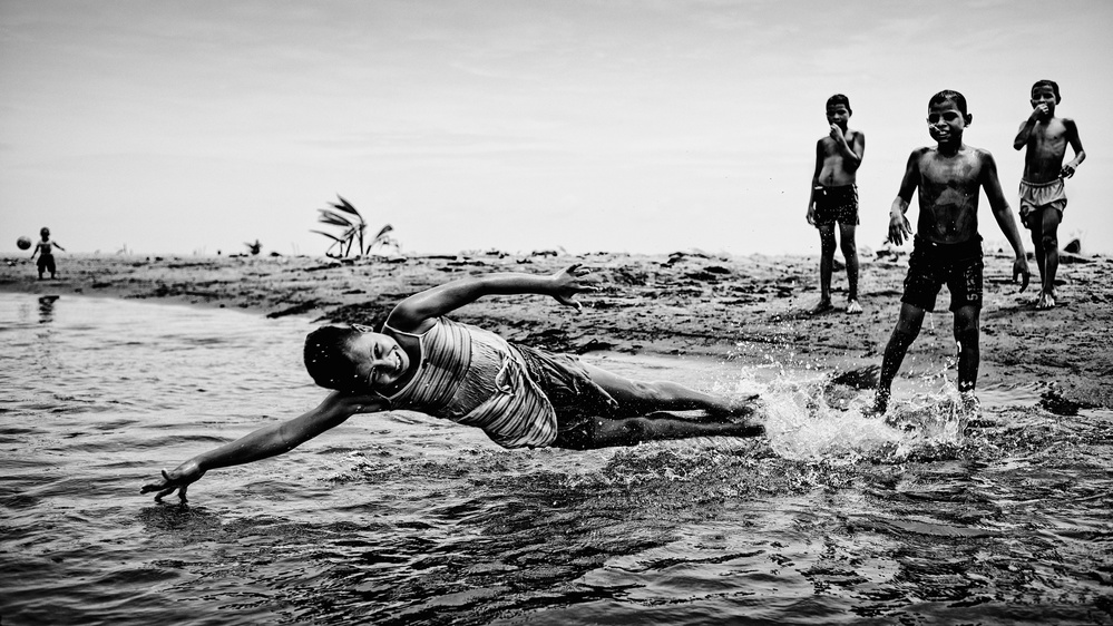 Kinder im Wasser from PAUL GOMEZ