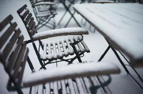 Schneebedeckte Stühle