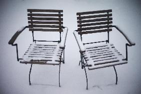 Schneebedeckte Stühle