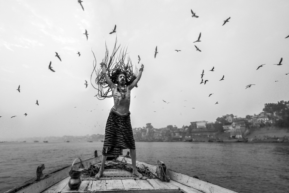 Naga Sadhu posiert auf einem Boot in Varanasi from Prithul Das