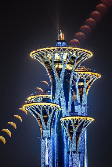 Totale Mondfinsternis und Olympiaturm von Peking